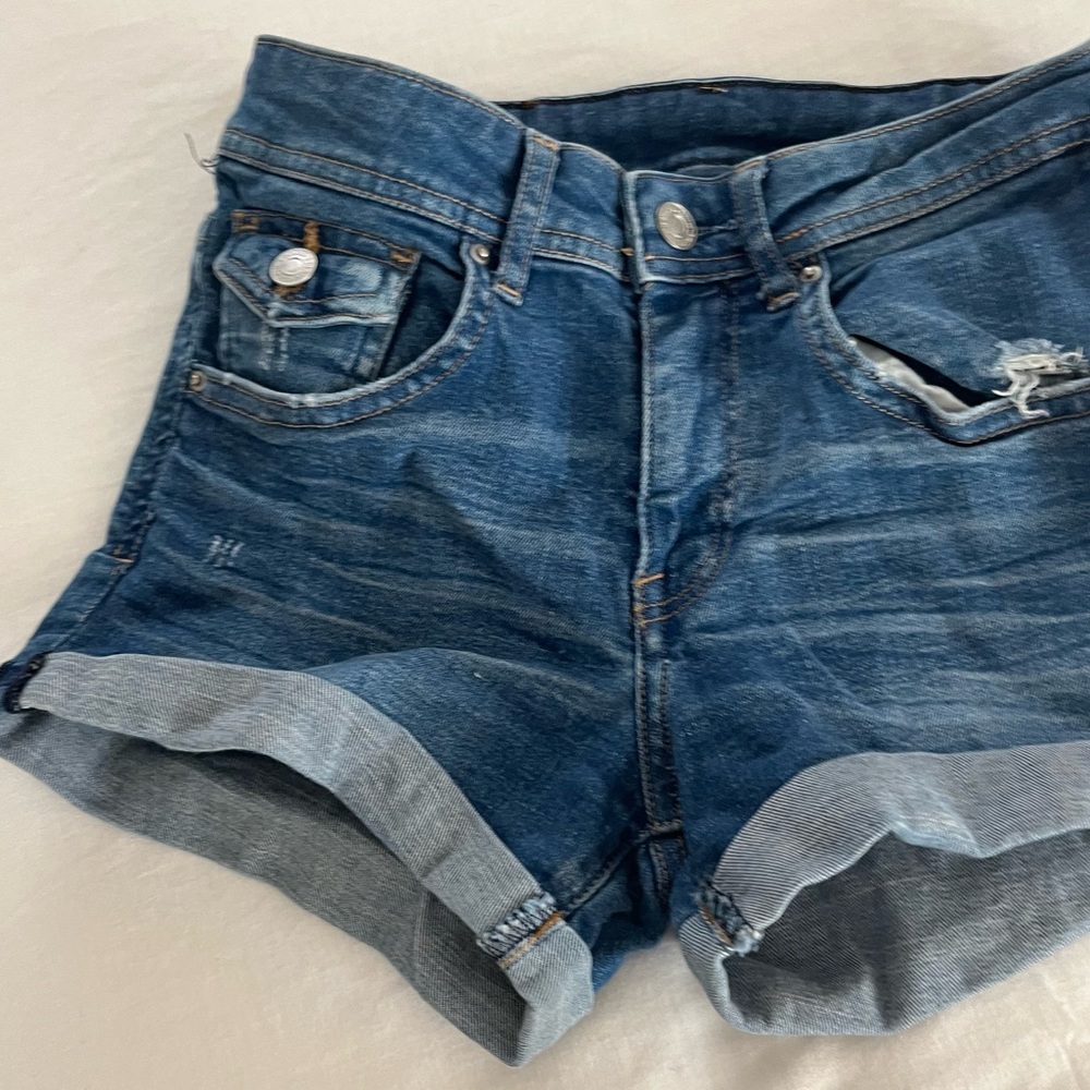 Cute H&M denim shorts for women!
